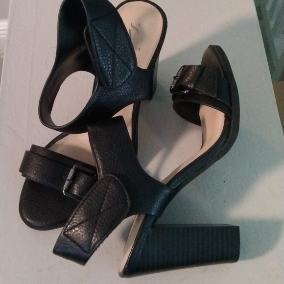 Vera Wang heel dress sandals - Picture 2 of 5
